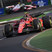 'Ferrari' piloti ātrākie Austrālijas 'Grand Prix' pirmajos treniņos
