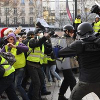 'Dzelteno vestu' protestos sestdien Francijā aizturēti 1723 cilvēki
