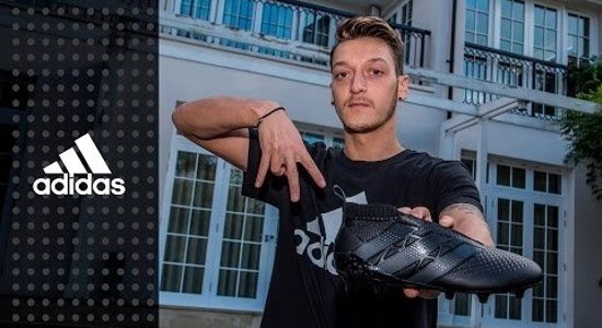 Adidas предложил футболистам бутсы без шнурков (ВИДЕО)