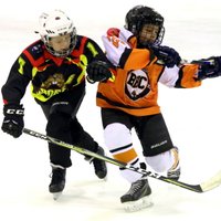 Foto: Mazie hokejisti turpina cīņas par Kārļa Skrastiņa 'Dzelzs vīra' kausu