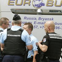 Autobusu ar Krievijas futbola līdzjutējiem aiztur Francijas policijas specvienība