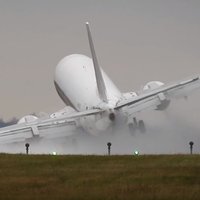 Video: Ko spēcīgs vējš Prāgā izdarīja ar lielu 'Boeing'