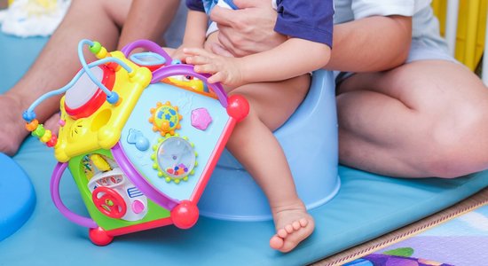 Kā mammas dažādās pasaules valstīs radina bērnus iet uz podiņa