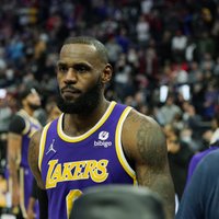 Cīniņš 'Pistons' un 'Lakers' spēlē: Džeimsam vienas spēles diskvalifikācija; Stjuartam – divu