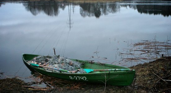 No Lielā Baltezera izcelti 400 metrus gari maluzvejnieku tīkli