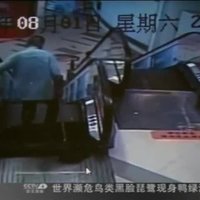 Video: Eskalators Ķīnas lielveikalā apkopējam norauj kāju