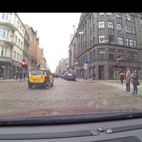 Video: Taksometrs aiztraucas pie sarkanās gaismas