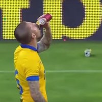 Video: Futbolists Bulgārijā uz laukuma padzeras alu un vēlāk gūst vārtus