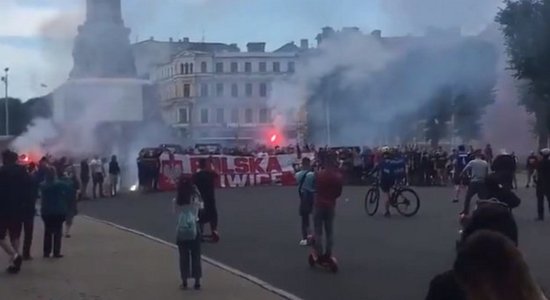 Польские футбольные фанаты жгли файеры у Памятника Свободы