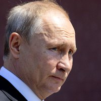 Putins paraksta dekrētu par konstitūcijas grozījumu stāšanos spēkā