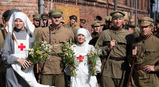 Foto: Liepājā rekonstruē 100 gadu senus notikumus – kuģa 'Saratov' sagaidīšanu