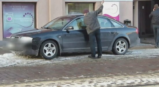 Neveikli zagļi vai ķibele ar auto salonā aizmirstām atslēgām? (video)