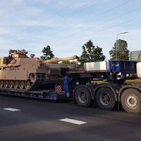 Video: Aculiecinieks Rīgas ielās pamana iespaidīgo tanku 'Abrams'