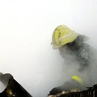 Biķernieku apkaimē no degošas autoservisa ēkas izglābta sieviete