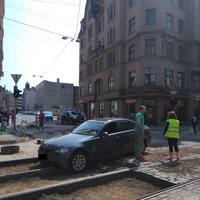 Rīgā kārtējais pārgalvis iesprūst Krišjāņa Barona ielas remontdarbu bedrē