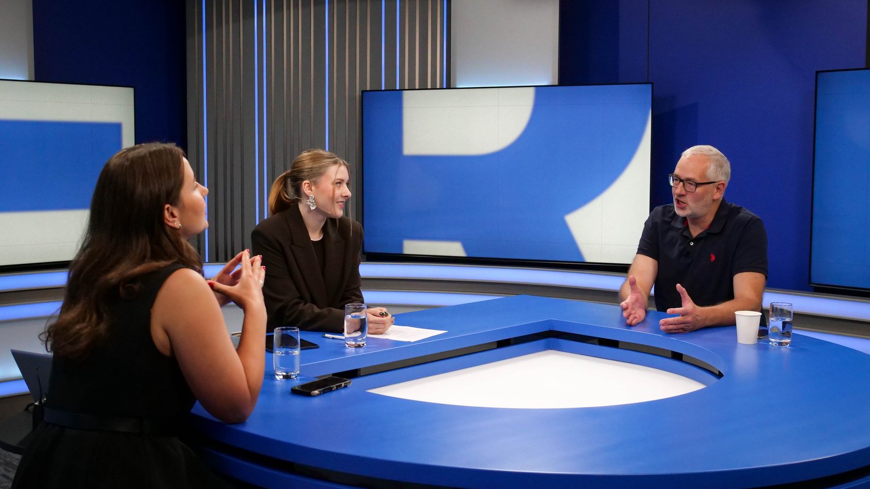 Evening reports online, 'stiff' images, and what society needs – journalists analyze latest party ratings