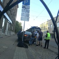 Video: Baronielā jaunieši pārceļ stāvvietā atstātu auto, lai dotu ceļu tramvajam