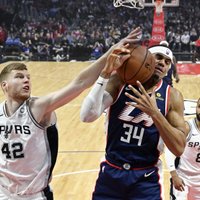 Bertāna pārstāvētā 'Spurs' pārspēj 'Clippers'; Kuruca 'Nets' zaudē 'Bucks'