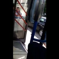 Savdabīga vēdināšana: 'Rīgas satiksmes' autobusa pasažieri brauc pie atvērtām durvīm