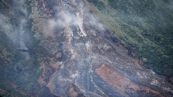 Plūstošā lava no Majona vulkāna - 2