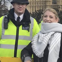 Pēdējais foto – tūriste brīdi pirms Londonas terorakta iemūžina bildi ar policistu