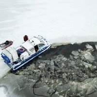 Jūrā pie Pērnavas ledū ielūzis un nogrimis mikroautobuss ar pasažieriem