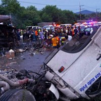 Autobusa un kravas auto avārijā Taizemē 19 bojāgājušie