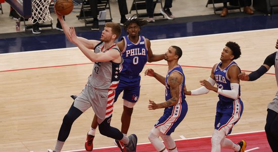 Bertāns gūst astoņus punktus 'Wizards" trešajā zaudējumā NBA izslēgšanas turnīrā