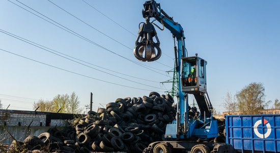 ФОТО. В Чиекуркалнсе вывозят на переработку последнюю гору старых шин