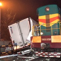 Foto: Ventspilī vilciens ietriecas kravas automašīnā