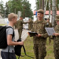 У политиков разные мнения о том, следует ли вводить обязательный воинский призыв женщин