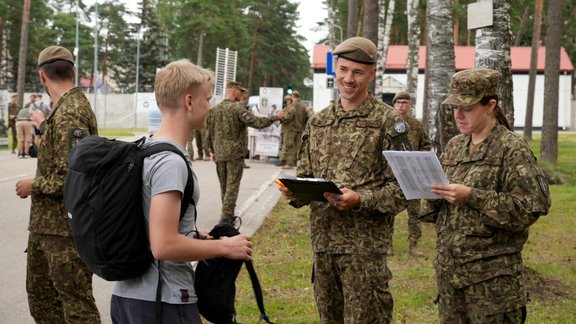 Militārajā bāzē "Ādaži" tiek sagaidīti valsts aizsardzības dienesta karavīri