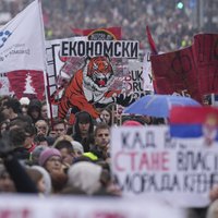 Serbijā ielas piepildījuši desmitiem tūkstoši protestētāju; prezidents Vučičs plāno atbildes mītiņu