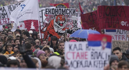 Serbijā ielas piepildījuši desmitiem tūkstoši protestētāju; prezidents Vučičs plāno atbildes mītiņu