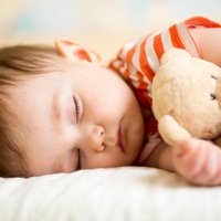 Pediatres ieteikumi, kā iemācīt bērnam gulēt vienam pašam