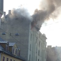 Foto: Rīgā, Lāčplēša ielā izcēlies ugunsgrēks