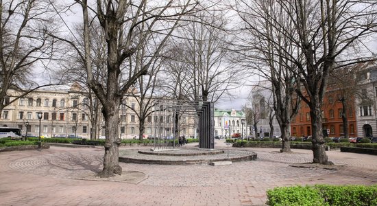 Neatkarības laukuma aizstāvji sašutuši par zelta pensionāres statuju