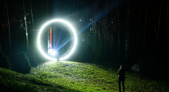 Foto: Likteņdārzā ar līdz šim vērienīgāko gaismas uzvedumu Latvijā uzmirdz 'Lāčplēsis'