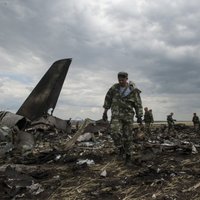 ВИДЕО: над аэропортом Луганска сбит ИЛ-76 с десантниками, 49 погибших