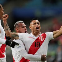 Peru pārspēj čempionus Čīli; sasniedz pirmo 'Copa America' finālu 44 gados
