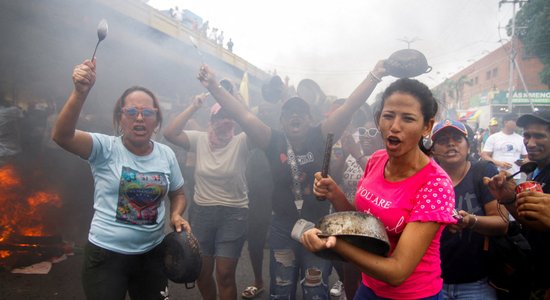 "Cilvēki balsoja par pārmaiņām." Maduro pārvēlēšana sašūpo Venecuēlu