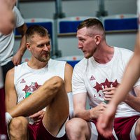 Foto: Porziņģis, Bertāni, Timma un pārējie Latvijas izlases basketbolisti aizvada pirmo treniņu Liepājā