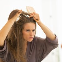 Тонкие и ломкие: трихологи рассказали о причинах выпадения волос