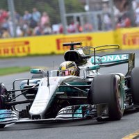 Hamiltons izcīna uzvaru F-1 sezonas pirmā posma kvalifikācijas sacensībās