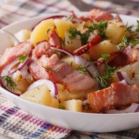 Kartupeļu salāti ar cauraudzīti un gurķu marinādes mērci
