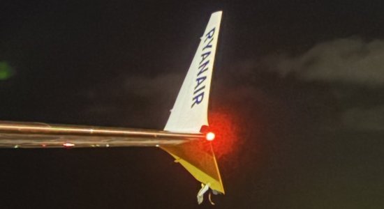 ФОТО. Самолет Ryanair в Таллинне задел контейнер и повредил крыло, рейс отменили