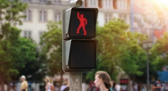 Танцующий светофор или Как не переходить дорогу на красный свет (ВИДЕО)