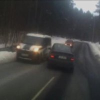 Aizdomīga autovadīšana noved pie avārijas (aculiecinieka video)
