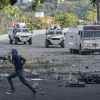 Foto: Venecuēlā turpinās sadursmes starp drošības spēkiem un protestētājiem