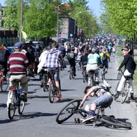 Kritiskās masas velobrauciena dalībnieki aizkavē auto kustību; būtiski konflikti neveidojas